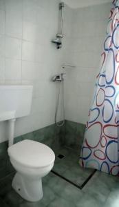 CannoleLa municeddha的一间带卫生间和淋浴帘的浴室