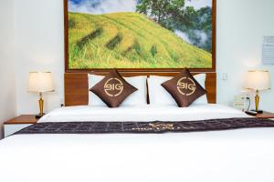 老街市Big Hotel Lào Cai的一间卧室配有一张壁画床