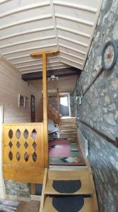 切佩拉雷EskiZ - Our stone home的一间设有一张床和墙上一个时钟的房间