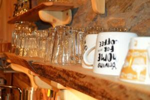 切佩拉雷EskiZ - Our stone home的玻璃瓶和杯子的柜台