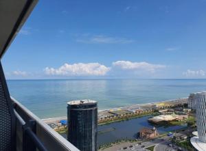 巴统Orbi City Hotel Batumi GE的大楼的阳台享有海景。