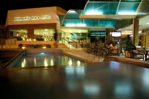 大坎普公园因达亚酒店的游泳池在晚上餐厅前