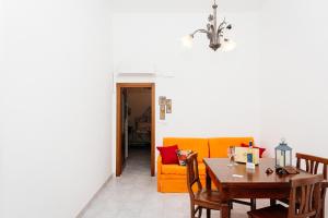 托雷斯港Casa Vacanze Petronia-By Faendho的客厅配有桌子和黄色沙发