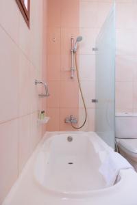 艾恩艾巴达度假酒店的带浴缸和卫生间的浴室。