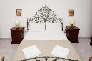 托雷斯港Casa Vacanze Petronia-By Faendho的一间卧室配有一张带2个床头柜的大床