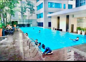 吉隆坡Summer Suites KLCC By Homestay的一群人在游泳池里
