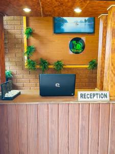MawatagamaMiracle Sand Country Resort的台面上装有笔记本电脑的前台