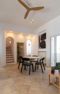 圣罗曼诺斯La Chapelle Ouest & Guest suite的一间带桌椅和天花板的用餐室