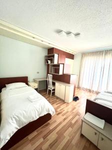 地拉那Rolling Apartment Tirana - Near Blloku的一间卧室配有一张大床、一张桌子和一张书桌