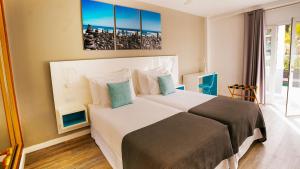 美洲海滩Coral Compostela Beach Golf的一间设有大床和窗户的酒店客房