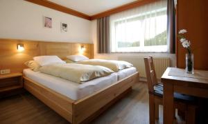 萨尔巴赫Appartementhaus Daniel的一间卧室设有一张大床和窗户