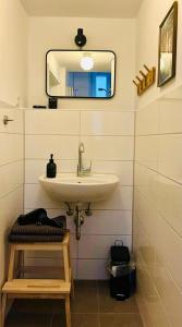 波鸿FeelsLikeHome - Stylische und zentrale Altbauwohnung mit Terrasse&Garten的一间带水槽和镜子的浴室