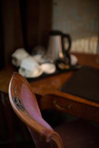 都灵德伊皮托利酒店的椅子坐在桌子前,配有茶壶