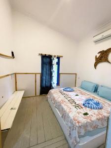 图鲁斯杜La Due Thulusdhoo的一间卧室配有一张床、一张书桌和一个窗户。