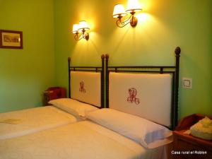 Sartajada卡萨埃尔洛波隆乡村旅馆的墙上有两盏灯的房间的一张床位