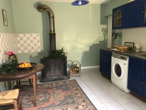 Saint-Pierre-de-MailléBarn conversion的厨房配有炉灶和洗衣机。