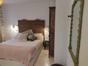 桑坦德Apartamento Casa Palabra的一间卧室配有一张带木制床头板的床