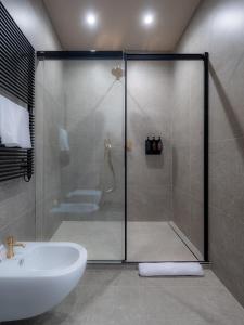 维琴察The Glam Boutique Hotel & Apt的带淋浴、水槽和卫生间的浴室