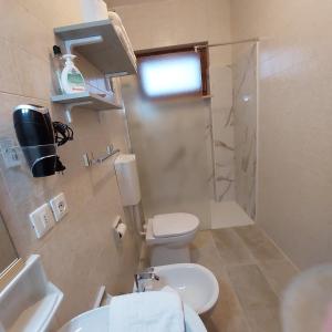 Tricesimo苏艾巴莱住宿加早餐旅馆的浴室配有卫生间、盥洗盆和淋浴。