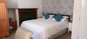 贝灵汉姆里弗代尔豪尔休闲酒店的卧室配有带蓝色枕头的大型白色床