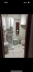 巴勒瑟DON BOSCO 2的客房内设有带水槽和卫生间的浴室
