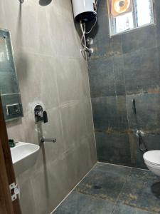 商沙巴Hotel Park Airport Zone Hyderabad的带淋浴、卫生间和盥洗盆的浴室