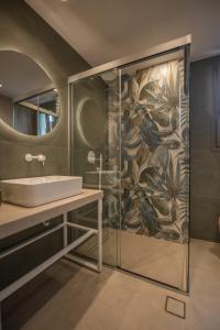 玛利亚Arvacay Luxury Home的一间带水槽和淋浴的浴室