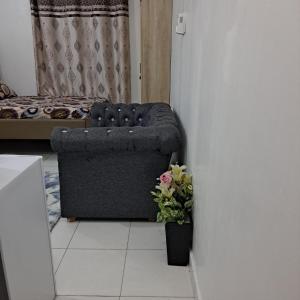 NdomeDolphin-holiday homes mombasa的客厅配有沙发和鲜花花瓶