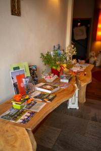 莱维科特尔梅Garnì Tuttotondo的一张木桌,上面有书籍和杂志