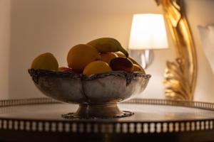 热那亚莫拉利宫酒店的桌上一碗水果