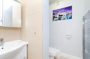 伦敦Oxford Circus Central Apartments的白色的浴室设有水槽和镜子