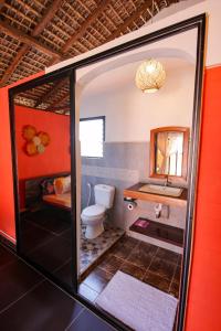 马哈赞加Le jardin des délices的一间带卫生间和水槽的浴室