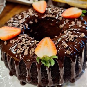 纳韦甘蒂斯NAVEGA PRAIA HOTEL的盘子上放草莓的巧克力蛋糕