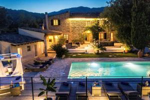 波连斯萨Traditional Mallorca Villa - 6 Bedrooms - Villa Colonya Olive - Private Pool and Stunning Views - Colonya Valley的房屋前有游泳池的房子