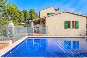 阿尔库迪亚Villa Manresa in Alcudia by JS Villas的一座带游泳池和房子的别墅