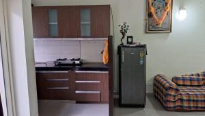 范兰德凡Vanshiwat Niwas的一间带冰箱和沙发的厨房