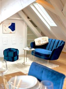 布雷根茨Zentrale Wohnung mit Dachterasse的客厅配有蓝色的沙发和桌子