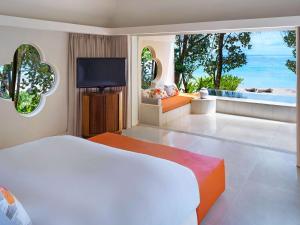 贝隆布尔SO/ Sofitel Mauritius的酒店客房,配有床和电视