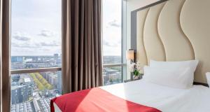 阿尔梅勒Best Western Plus Plaza Almere的酒店客房设有一张床和一个大窗户