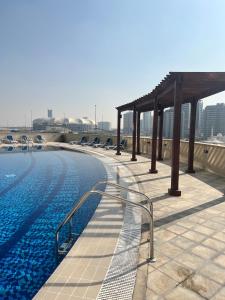迪拜Reef Residence的建筑物屋顶上的游泳池