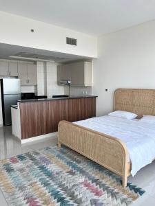 迪拜Reef Residence的一间带大床的卧室和一间厨房