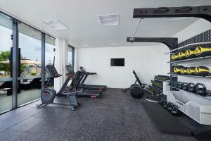 巴瑟尔顿Hilton Garden Inn Busselton的一间健身房,里面配有跑步机和跑步机