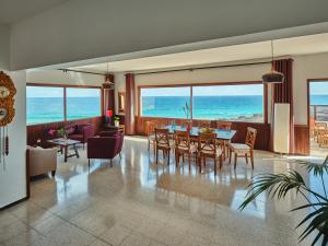阿列塔Playa Marina Eco Beach Villa的一间带桌椅的海景用餐室