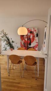 伯尔尼Room in Marzili的餐桌,配有两把椅子和一盏灯