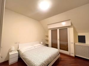 米兰Porta Vittoria Apartments by Accomodo的一间卧室配有一张床和一台电视