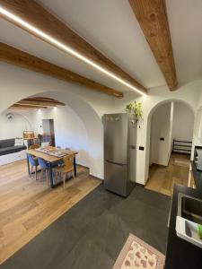 卡拉诺Appartamento Gioia di Bosco的厨房以及带桌子和冰箱的用餐室