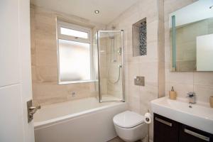 邓弗姆林Linburn Cottage Dunfermline near Edinburgh的带淋浴、卫生间和盥洗盆的浴室