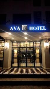 Ban Changเอวา โฮเทล อุดรธานี (AVA Hotel Udonthani)的前面有一个蓝色标志的酒店