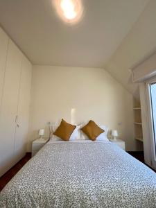 米兰Porta Vittoria Apartments by Accomodo的一间卧室配有一张带两个枕头的床