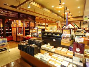中之条志摩亚马赤坎日式旅馆的陈列着许多产品的商店